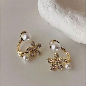 BRAND NEW🌼PERFECT FOR SUMMER flower gold earrings with pearl